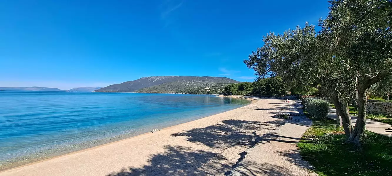 Ascoltando il rumore delle onde, spiaggia del campeggio Kovačine, Cherso