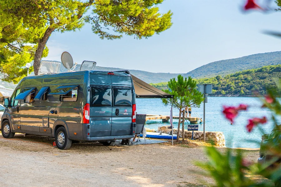 Premium parcela uz more s kamperom u kampu Kovačine na otoku Cresu