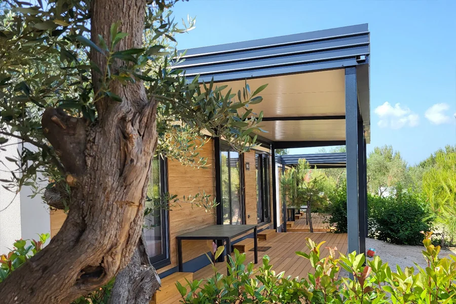 Moderna mobilna kućica Superior Premium u kampu Kovačine na Cresu, okružena zelenilom i maslinama