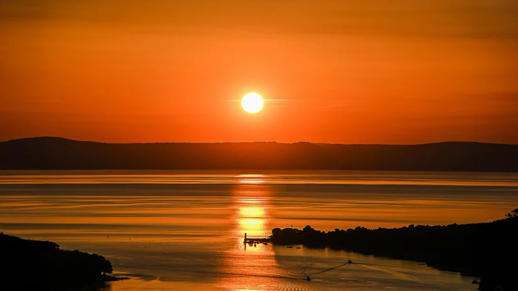 Zalazak sunca u kampu Kovačine na otoku Cresu, s pogledom na more i borove