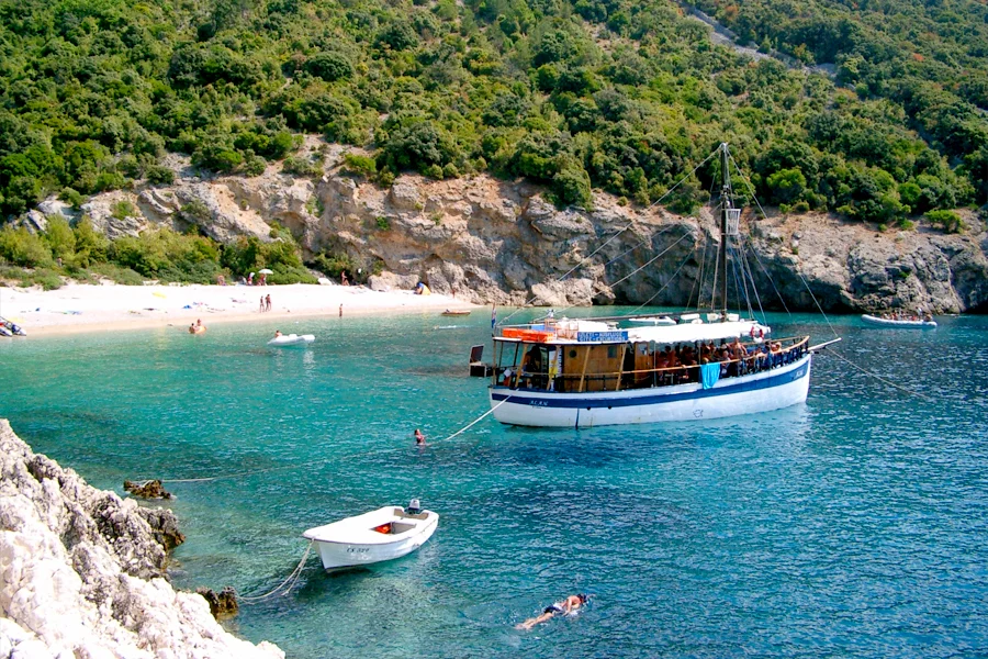 Brod pristaje uz plažu Plave Grote na Cresu