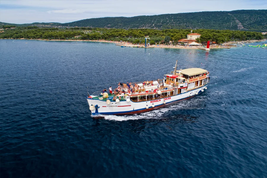 Turistički brod na organiziranom izletu Cresom