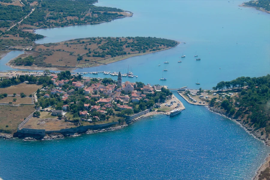 Panoramski pogled na gradić Osor između otoka Cresa i Lošinja