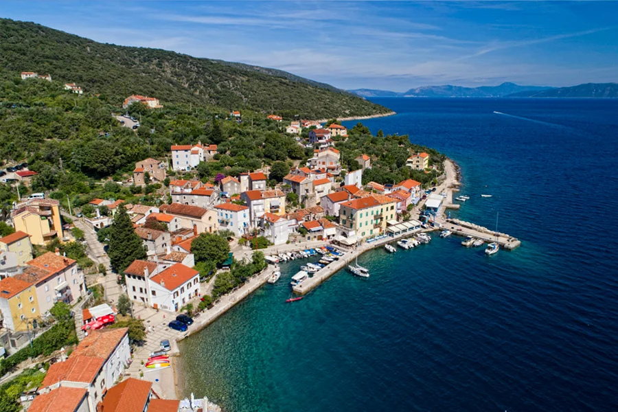 Panoramski pogled na Valun, ribarsko mjesto na Cresu
