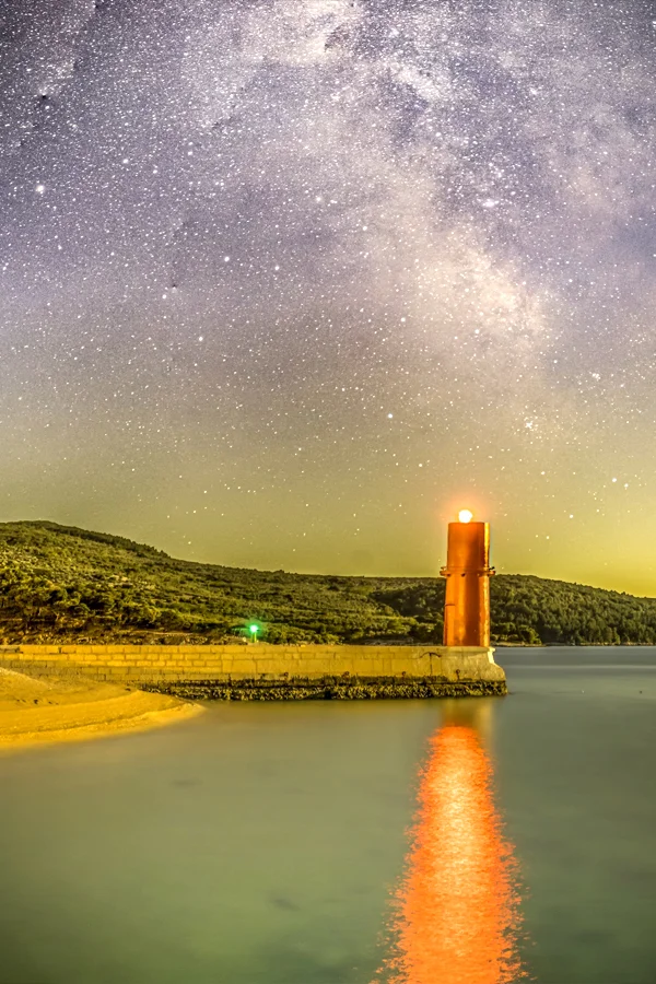 Zvjezdano nebo iznad svjetionika na Cresu