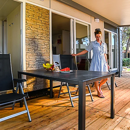 Mobilne kućice Cres – terasa kampa Kovačine uz more