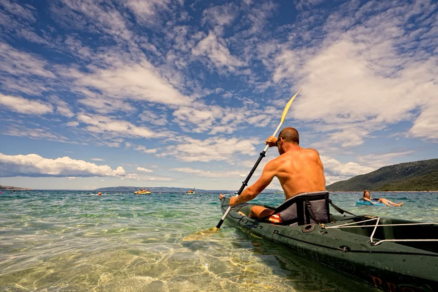 Kajakaš na kristalno čistom moru otoka Cresa